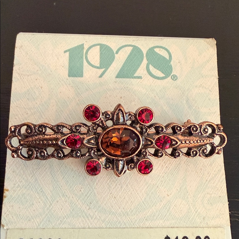 1928 brand Victorian-style brass-toned brooch